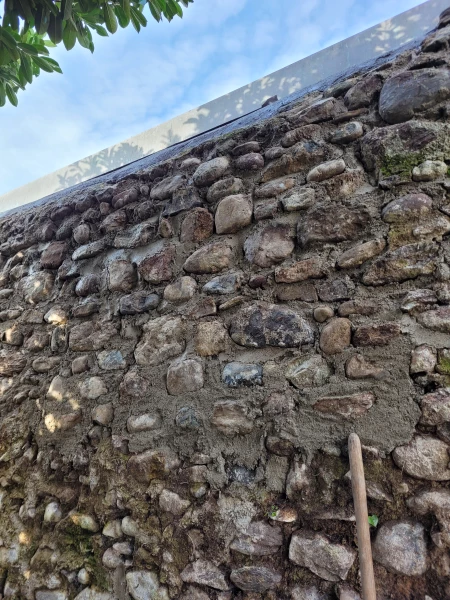 Crépissage de mur à la chaux  